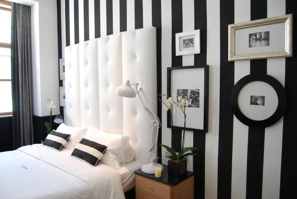 Small Room with street view interior